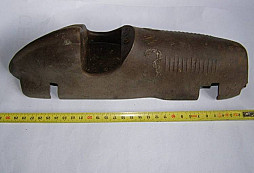 Odznak a bakelitové torzo monopostu