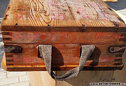 Muničné bedny na povale (stodole)