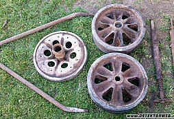 Kola a tyče z hromady dřeva