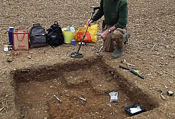 Mince z pokladu objeveného hledačem přepisují historii