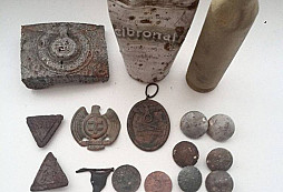 Odznáčky, nábojnice, knoflíky, mince a přezka SS