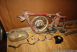 Úklid stodoly - díly na motorky