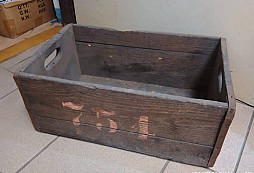 Cedule a stará bedna