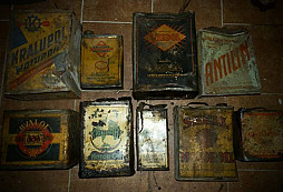 Staré nádobky od olejů, maziv a dalších věcí