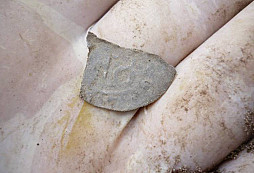 Fragment stříbrné mince