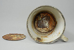 Dvojité dno hrnku z Osvětimi ukrývalo zlaté šperky