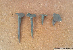 Bronzové hroty šípů a hřeby