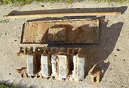 Pás Sd.kfz v základoch starého domu