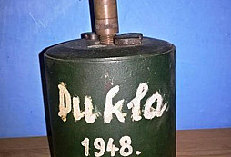 Suvenýr SMine mod. 35 z Dukelského průsmyku 1948