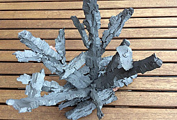 Svícen ze střepin z roku 1945