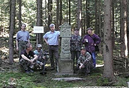 Od pomníčku k pomníčku: video