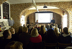 Za Kelty v Týnci nad Labem se špachtlí a detektorem