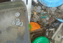 Knoflíky Wh z kovošrotu a nerezový otvírák