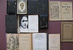 Krabice náboženských knížek