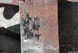 Šavle a bajonet zpoza trámu