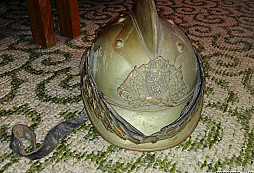 Hasičská přilba z půdy