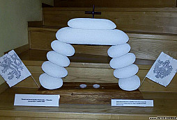 Replika pískovcového svícnu z 1. republiky