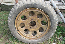 Kolo a přilba k určení