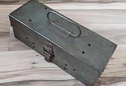 Plechová krabice z roku 1942