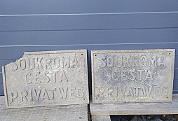 Dvě cedule z lesa
