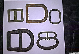 Přezečky a komunistický odznak