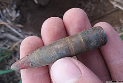 Kulka s červenou špičkou