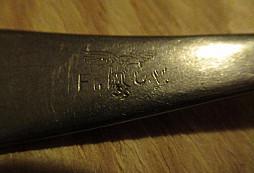 Lžička se slepicí - pomoc s určením