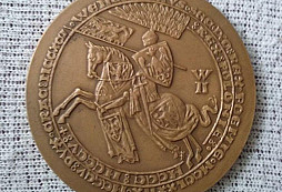 Pomoc s určením plakety