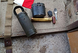 Fieldflaška, futrál, kompas...