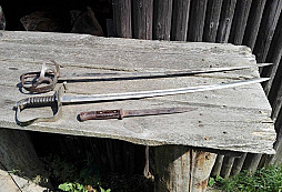 Nález na půdě - šavle a karabina