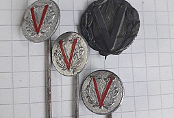 Odznaky s písmenem V