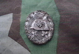 Stříbrná helmička