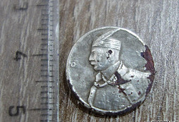 Knoflík postříbřený