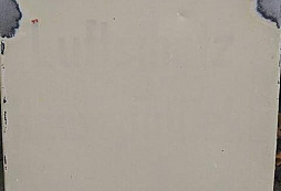 Jak odstranit barvu z nápisu LUFTSCHUTZ-HAUSAPOTHEKE