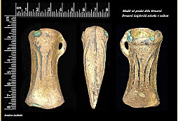 Bronzová tulejkovitá sekerka s ouškem