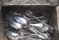 Objev kufříku s příbory