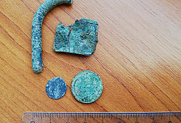 Něco s nazelenalou patinou