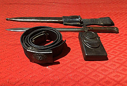 Opasok, bodák a baterka