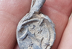 Knoflík a plomba k určení