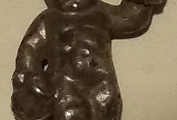 Figurka "Mužíček se džbánkem a holbou"