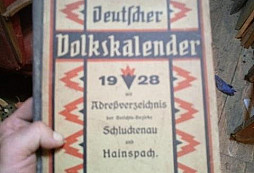 Hrabání ve stodole z neděle