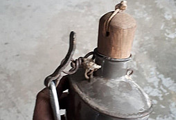 Poľná fľaša a odznak?