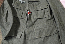 Uniformy z divadla a helma