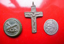 Stříbrňáček, křížek a knoflík