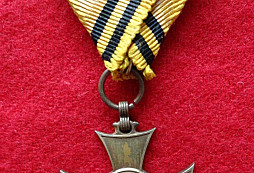 Rakúsko-uhorská šabľa vz. 1861 a dve medailičky