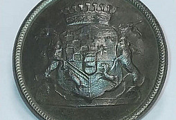 Erbovní knoflík s devíti perlami