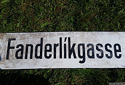 Stará cedule na určení