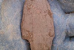 Dívka v kimonu, knofle, rozeta a jiné