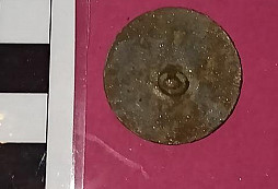 Zvláštní přezka a knoflík