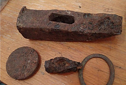 Přezka a mosazné něco?